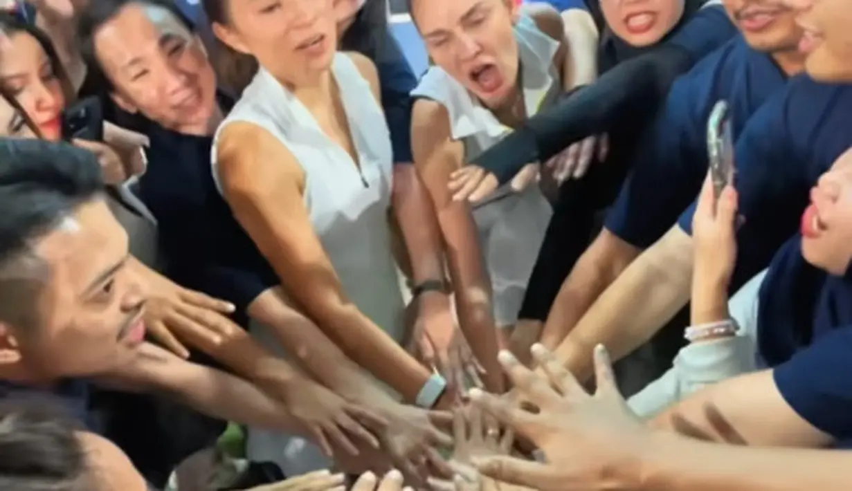 Mengenakan outfit tenis serba putih, terlihat Luna Maya meniup lilin di sebuah kue berwarna hijau dan dikelilingi oleh teman-teman terdekatnya. [Foto: Instagram/lunamaya]