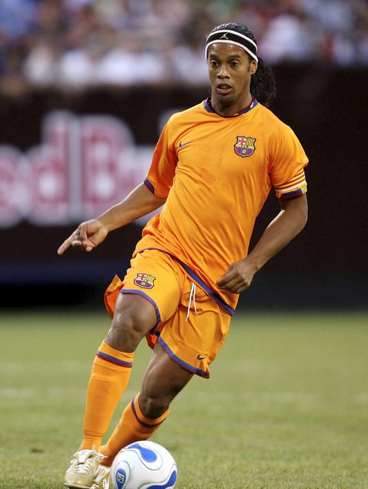 10. Ronaldinho - Raja dari segala raja nutmeg di dunia. Tak pernah sekalipun ia menampilkan permainan yang membosankan selama merumput. Nutmeg termasuk satu dari banyak aksi yang ditampilkan mantan gelandang Barcelona. (AFP/Nick Laham)