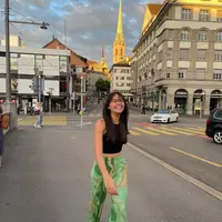 Outfit kasual ala Aurora Ribero (Instagram/@auroraribero)