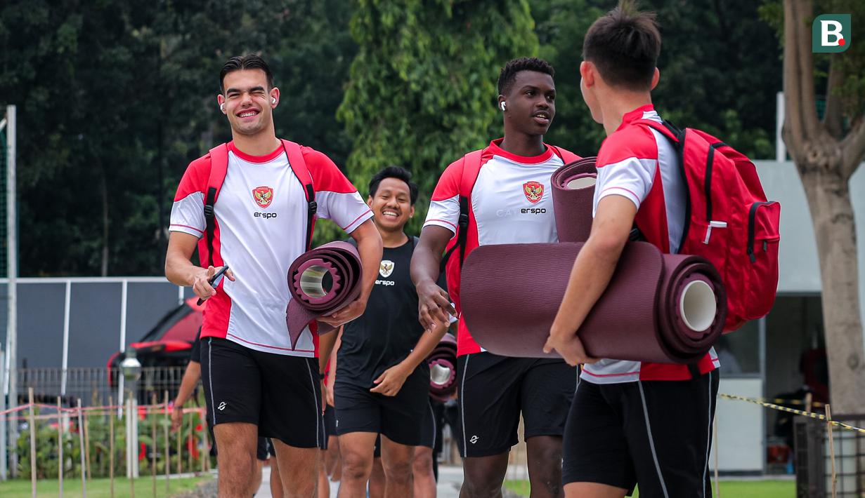 Kedatangan pemain Timnas Indonesia U-20, Jens Raven (kiri) bersama rekan-rekannya saat latihan resmi menjelang Kualifikasi Piala Asia U-20 2025 yang berlangsung di Lapangan A, Stadion Utama Gelora Bung Karno (SUGBK), Senayan, Jakarta, Selasa (24/09/2024). (Bola.com/Bagaskara Lazuardi)