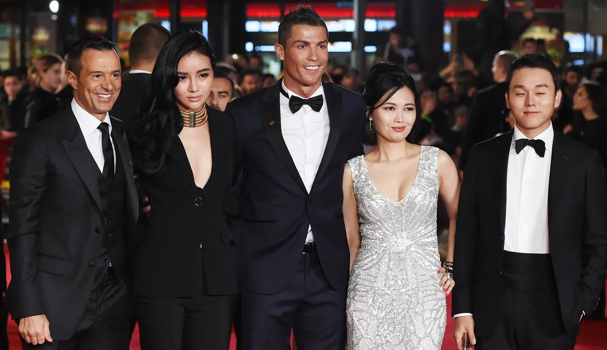Pemain Real Madrid, Cristiano Ronaldo foto bersama agennya, Jorge Mendes (kiri) saat menghadiri pemutaran perdana film "Ronaldo" di Leicester Square, Inggris, Senin (9/11/2015). (EPA/Facundo Arrizabalaga)
