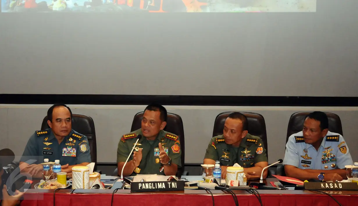 Panglima TNI, Jenderal TNI Gatot Nurmantyo (kedua kiri) memberikan keterangan usai Rapat Pimpinan TNI 2016 di Cilangkap Jakarta, Jumat (18/12/2015). Rapim bertujuan meningkatkan loyalitas, moralitas dan integritas TNI. (Liputan6.com/Helmi Fithriansyah)