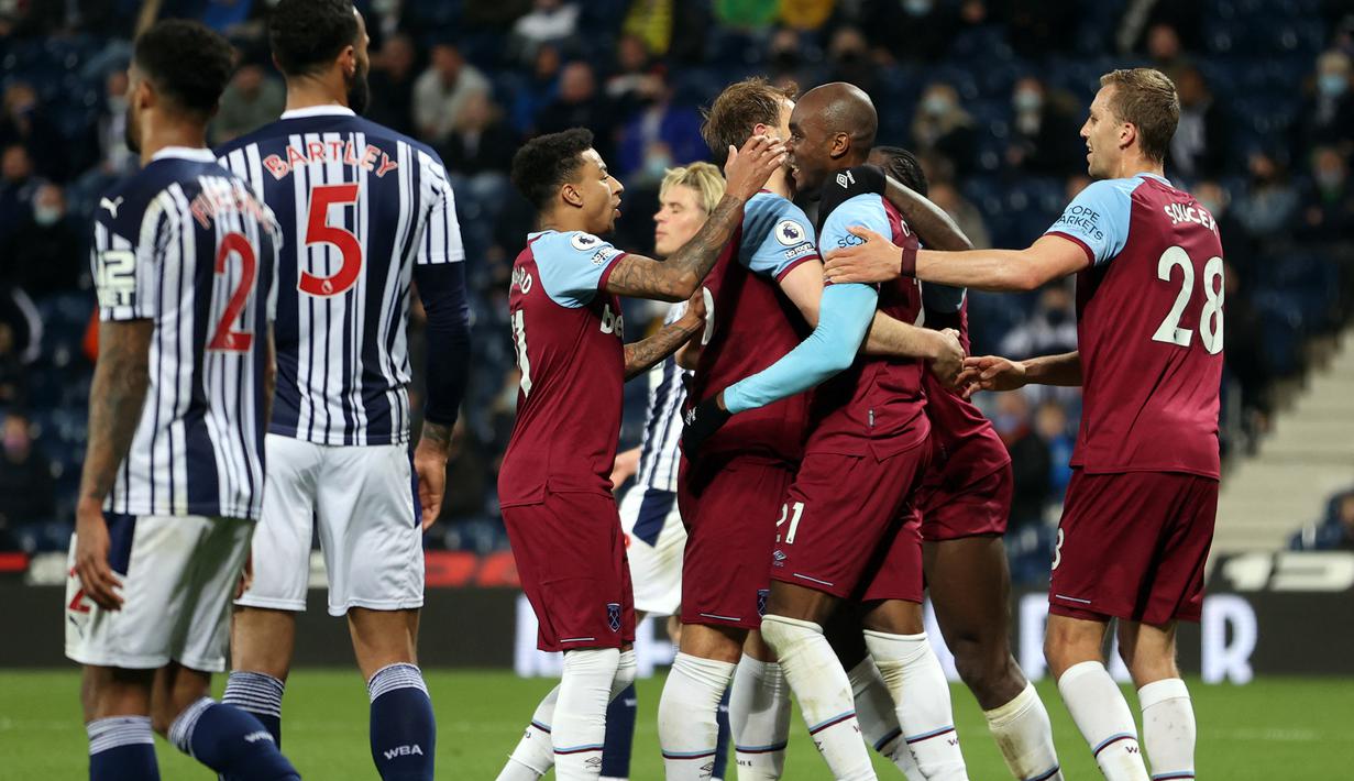 Para pemain West Ham United merayakan gol ke gawang West Bromwich Albion yang dicetak Agelo Ogbonna dalam laga Liga Inggris 2020/2021 di Hawthorn Stadium, West Bromwich (19/5/2021). Serupa dengan Leicester City, pada musim 2020/2021 West Ham United juga berhasil menggoyang dominasi The Big Six dengan menempati posisi ke-6 di klasemen akhir. Dua tim yang terpental dari posisi 6 besar adalah Tottenham Hotspur dan Arsenal yang masing-masing menempati peringkat ke-7 dan 8. (AFP/Pool/Molly Darlington)