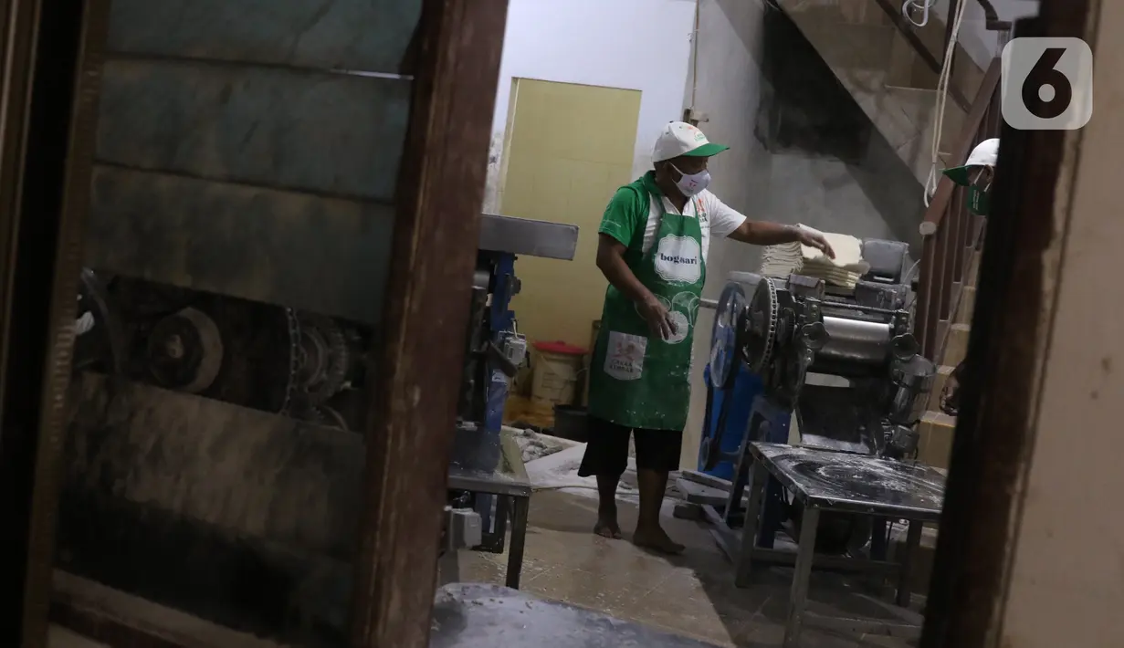 Pekerja membuat Mi Karya Abadi di industri rumahan, Ciledug, Tangerang, Minggu (6/9/2020). Dalam satu hari, pabrik milik Samino ini bisa memproduksi hingga 1,5 ton mi, namun saat pandemi seperti sekarang hanya memproduksi 1 ton saja. (Liputan6.com/Angga Yuniar)