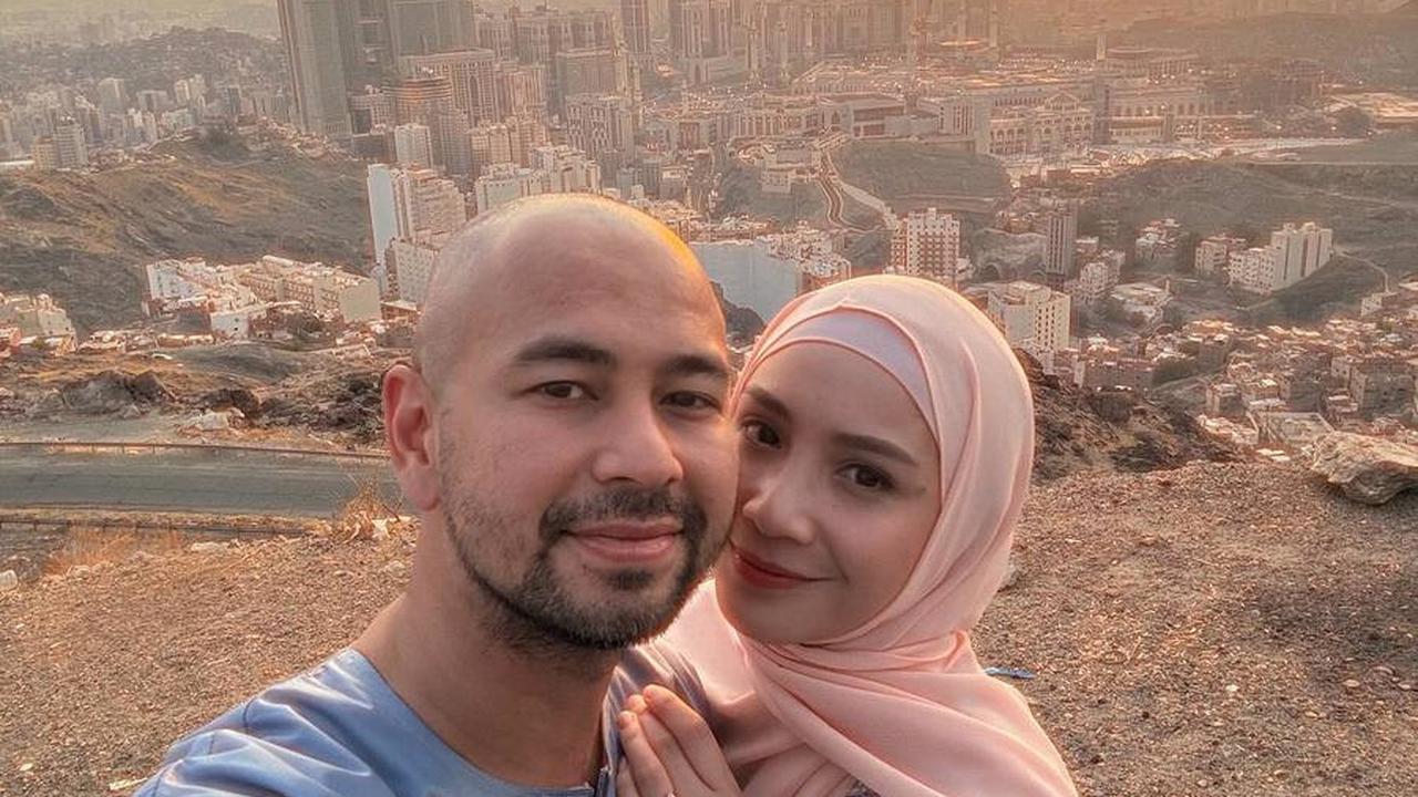 Dari atas bukit, mereka menikmati pemandangan kota yang memukau sambil mengabadikan momen tersebut dengan berbagai foto selfie.<br>