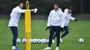 Pelatih Chelsea Frank Lampard (kiri) saat menghadiri sesi latihan jelang menghadapi Valencia pada penyisihan Grup H Liga Champions di Cobham Training Centre, Stoke D'Abernon, Inggris, Selasa (26/11/2019). Chelsea akan menghadapi Valencia pada 28 November 2019 dini hari WIB. (Glyn KIRK/AFP)
