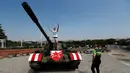 Suporter Red Star Belgrade berpose di tank T-55 yang terparkir di tribun utara Stadion Rajko Mitic, Belgrade, Serbia, Selasa (27/8/2019). Kehadiran tank itu hanya selang sepekan dari penyerangan etnis Serbia yang tengah nonton bareng leg pertama di salah satu bar Kroasia. (AP Photo/Darko Vojinovic)