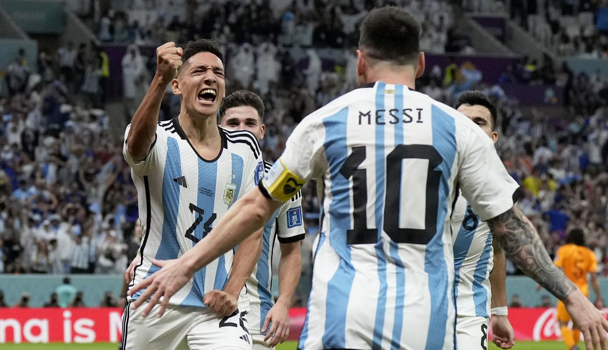 Pemain Argentina, Nahuel Molina (kiri) merayakan gol pertama timnya yang berasal dari assist Lionel Messi saat perempat final Piala Dunia 2022 melawan Belanda yang berlangsung di Stadion Lusail, Jumat (09/12/2022) waktu setempat. Laga yang awalnya imbang 2-2 hingga extratime 2x15 menit, dimenangkan oleh Argentina pada babak adu penalti dengan skor 4-3. (AP/Ricardo Mazalan)