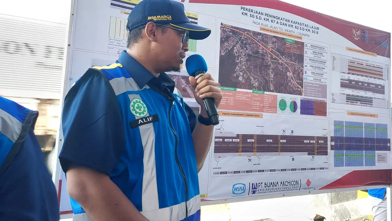 PMO Penambahan Kapasitas Lajur Jalan Tol Jakarta-Cikampek (Japek) Alif dalam konferensi pers Selasa (11/4/2023).