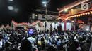 Warga menyaksikan pawai Liong dan Barongsai saat perayaan Cap Go Meh di Jalan Surya Kencana, Bogor, Jawa Barat, Minggu (5/2/2023). Perayaan Cap Go Meh di Bogor dimeriahkan oleh lebih dari 26 tim grup liong barongsai, 30 orang pengerek bendera, tiga tim drum band, 17 tandu dewa-dewi. (merdeka.com/Iqbal S Nugroho)