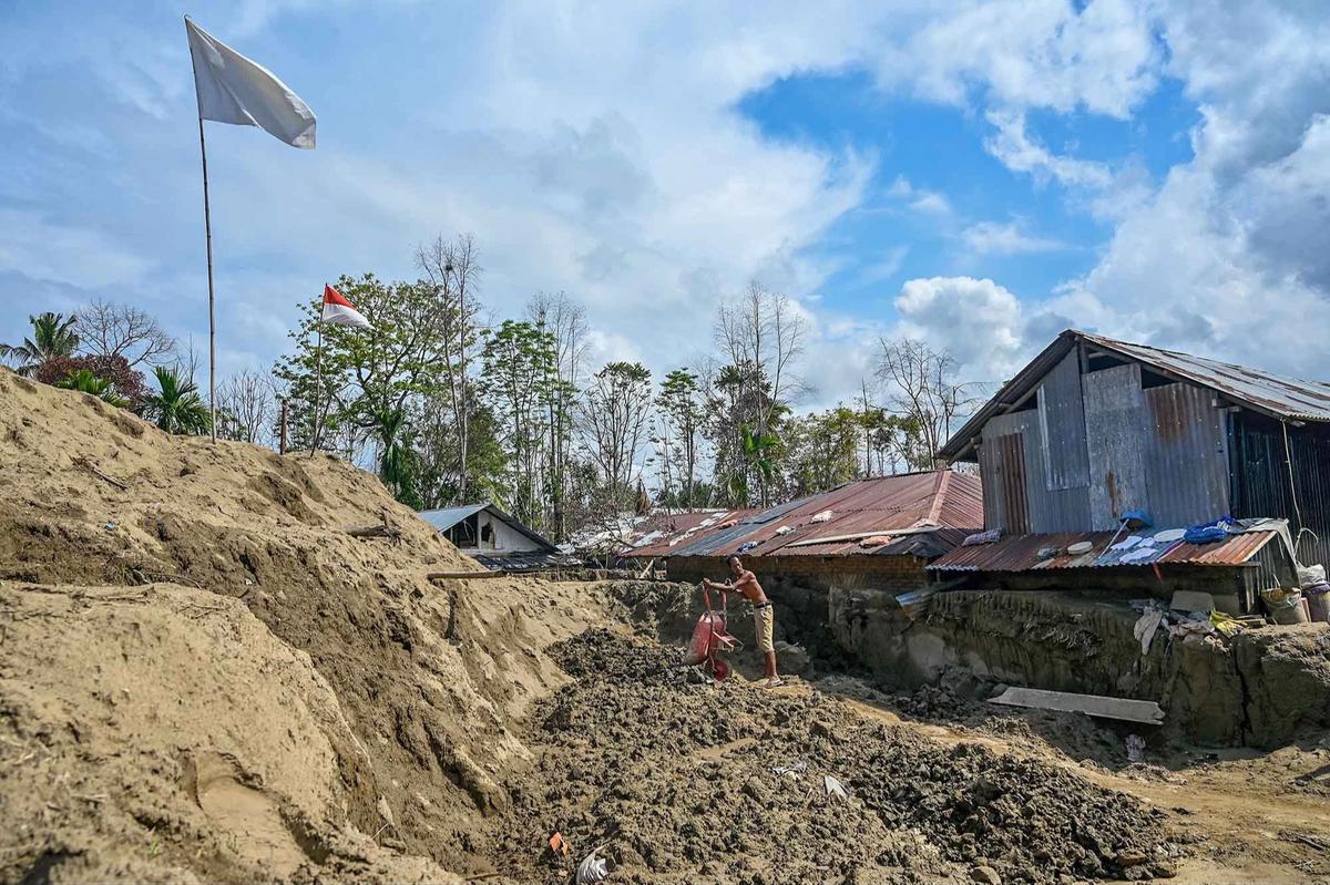 FOTO: Ramadan di Tengah Pengungsian Korban Banjir Aceh