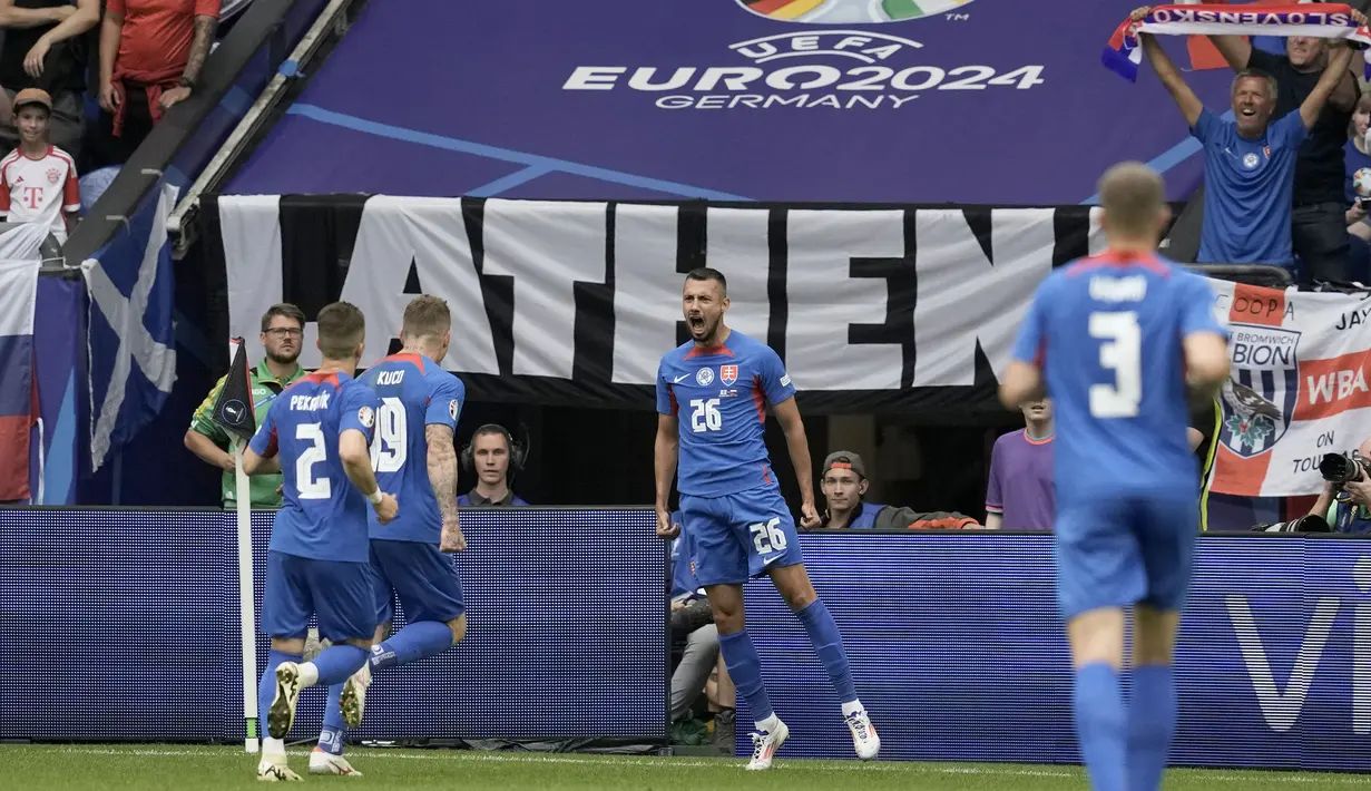 Selebrasi striker Timnas Slovakia, Ivan Schranz (tengah) setelah menjebol gawang Timnas Inggris pada laga babak 16 besar Euro 2024 di Arena AufSchalke, Gelsenkirchen, Jerman, Minggu (30/6/2024). (AP Photo/Thanassis Stavrakis)
