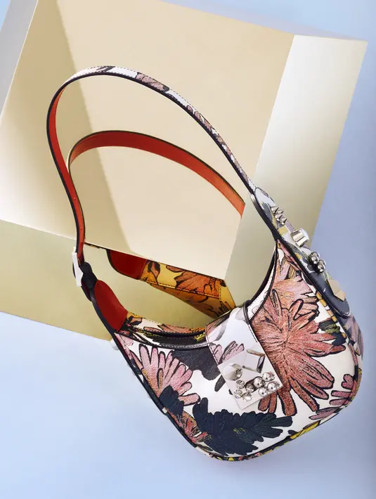Tas Carasky dirilis global dalam ukuran mini dan small dalam berbagai warna dan versi aksesori turunan pada Desember ini.  (Foto: Christian Louboutin)