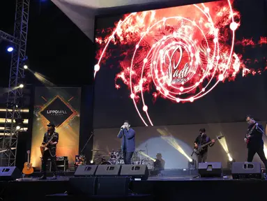 Grup Musik Padi Reborn tampil pada acara Magnificent Seven with Padi Reborn di Avenue of the Stars, Lippo Mall Kemang, Jakarta, Jumat (27/9/2019). Padi Reborn tampil memukau dalam rangka merayakan ulang tahun yang ke-7, Lippo Mall Kemang tersebut. (Kapanlagi.com/Budy Santoso)
