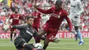 Gelandang Liverpool, Georginio Wijnaldum, berusaha melewati kiper West Ham, Lukasz Fabianski, pada laga Premier League di Stadion Anfield, Minggu (12/8/2018). Liverpool menang 4-0 atas West Ham. (AP/David Davies)