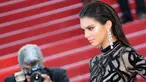 Model cantik Kendall Jenner berpose saat menghadiri premier film From The Land of the Moon pada Festival Film Cannes ke-69 di Prancis, Minggu (15/5). Adik tiri Kim Kardashian itu tampak memesona dengan gaun hitam transparan. (Valery Hache/AFP)