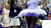 Serena Williams berputar usai mengalahkan Carina Witthoeft selama putaran kedua turnamen tenis AS Terbuka di New York, AS, Rabu (29/8). Gaya busana Serena menggabungkan kesukaannya akan balet serta karakter olahraga tenis. (AP Photo/Julio Cortez)