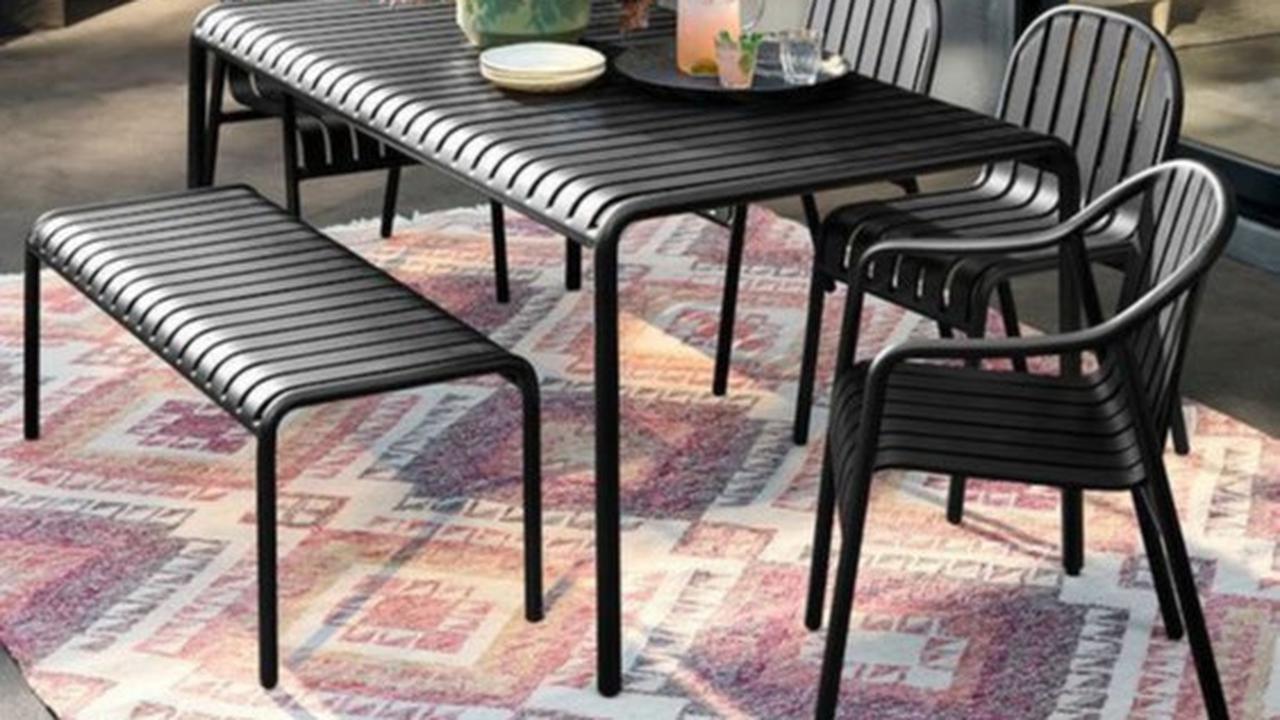 Meja Makan Teras Besi Warna Hitam: Modern dan Elegan