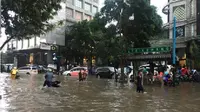 Banjir juga melanda kawasan Kemang, Jakarta Selatan. Ketinggian air mencapai 70 sentimeter. (TMC Polda Metro Jaya)