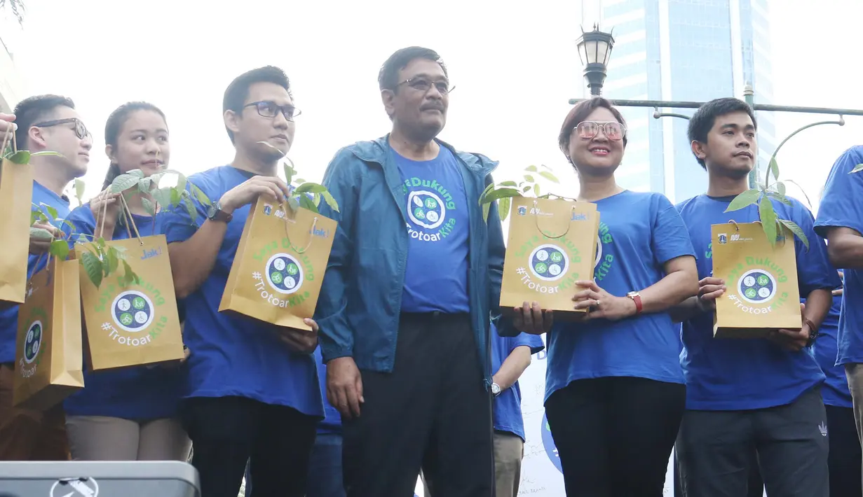 Gubernur DKI Jakarta Djarot Saiful Hidayat dalam acara pencanangan program #TrotoarKita di area car free day Bundaran HI, Minggu (8/10). Program ini untuk mengajak publik turut terlibat dalam perubahan yang dilakukan pemerintah (Liputan6.com/Angga Yuniar)