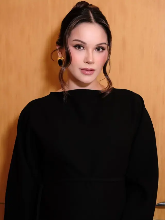 Alyssa Daguise saat kondangan pakai anting besar. [@louisedaniella]