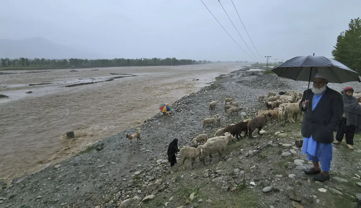 Hujan lebat juga merusak beberapa rumah di sejumlah wilayah negara itu. (AP Photo/Sherin Zada)