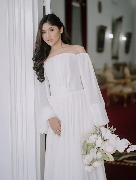 Erina Gudono tak kalah menawan dengan gaun putih panjang bergaya off shoulder [@erinagudono]