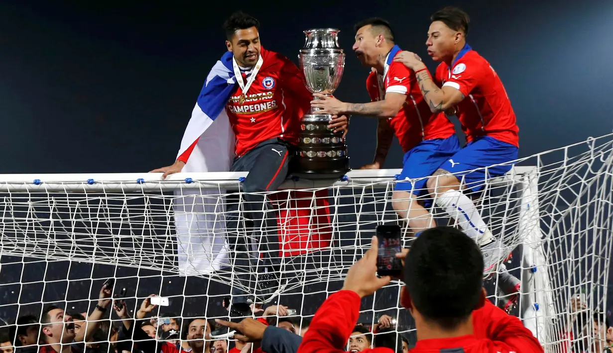 Para pemain Cile merayakan gelar juara Copa America 2015. (REUTERS/Marcos Brindicci)