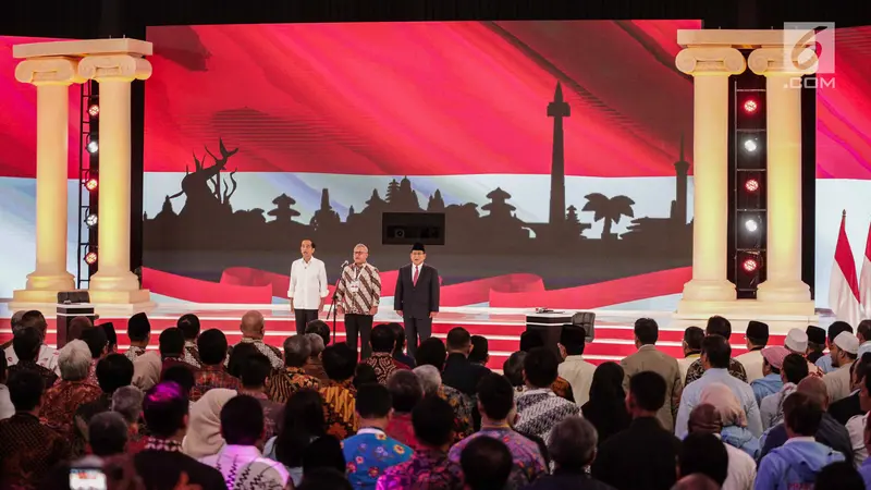 Peluk Hangat Jokowi dan Prabowo Awali Debat Kedua Capres