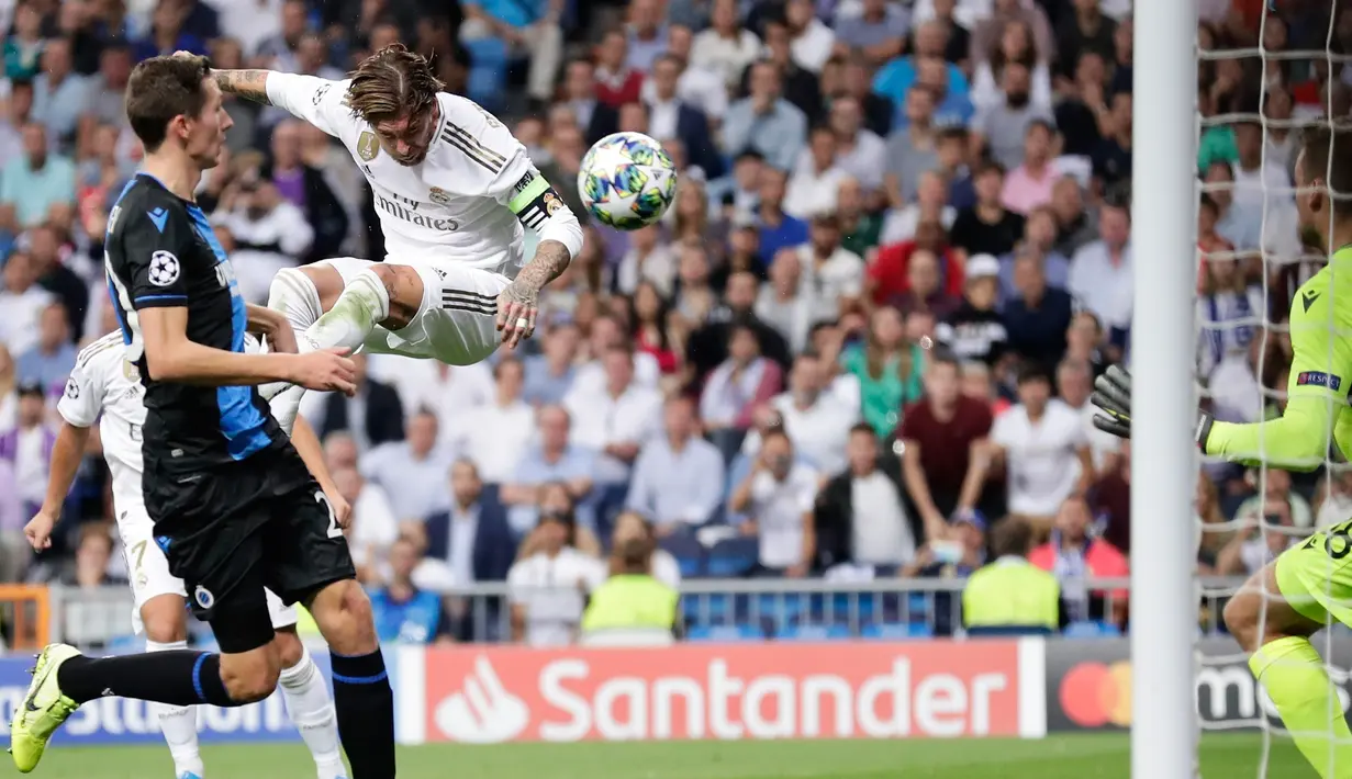 Pemain Real Madrid Sergio Ramos mencetak gol ke gawang Club Brugge pada laga Liga Champions di Stadion Santiago Bernabeu, Madrid, Spanyol, Selasa (1/10/2019). Pertandingan berakhir 2-2. (AP Photo/Manu Fernandez)