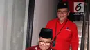 Ketua Umum PKB Muhaimin Iskandar atau Cak Imin (depan) bersama Sekjen PDIP Hasto Kristiyanto di Kantor PKB, Jakarta, Selasa (10/4). Menurut Hasto, PKB sejak awal Pilpres 2014 sudah berada di belakang Jokowi. (Liputan6.com/Angga Yuniar)