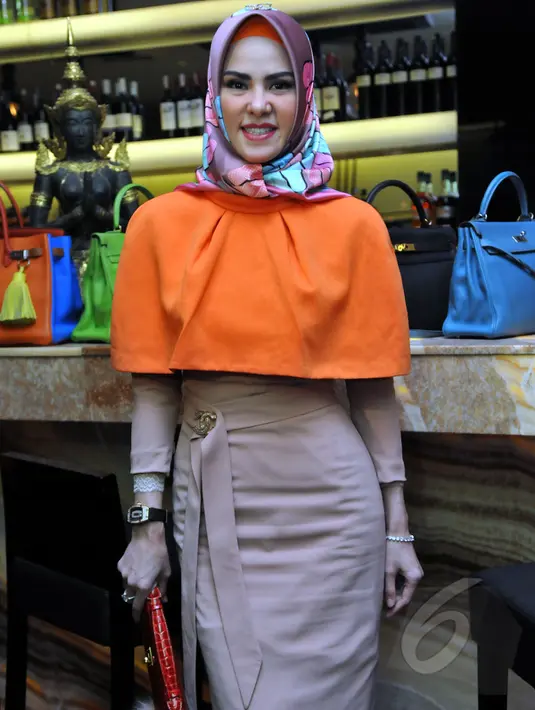 Memadukan beberapa warna yang terlihat sangat menarik, penampilan Angel Lelga jadi semakin segar saat ditemui di Plaza Senayan, Jakarta, Jumat (10/4/2015). (Liputan6.com/Panji Diksana)