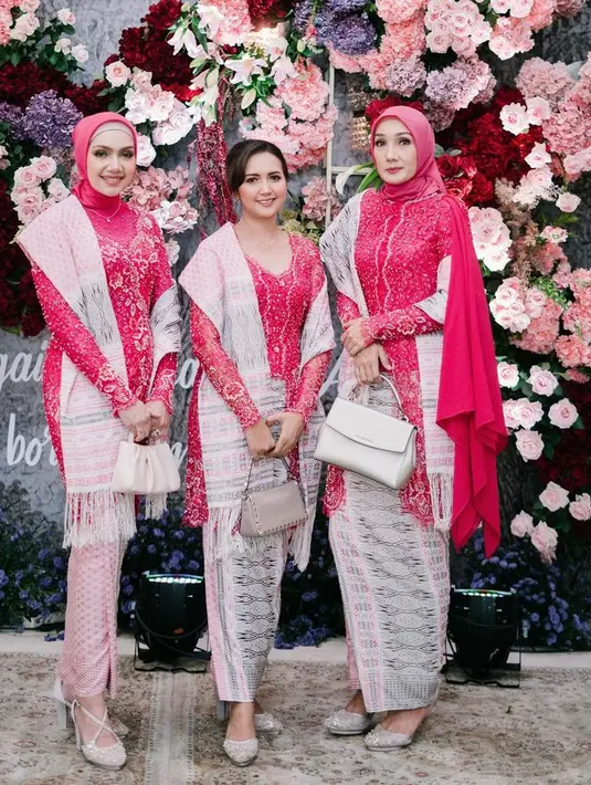 Perpaduan merah dan pink bisa jadi inspirasi gaya kebaya yang trendi dan mewah, nih. [Foto: Instagram @emmyalaydrus]