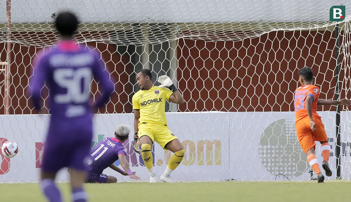 Assanur Rijal (kanan). Meskipun bertubuh mungil, namun piawai berduel bola atas yang dibuktikan dengan dua gol yang dihasilkan lewat sundulan kepala. Kemampuannya tersebut diasah dengan berlatih intens melompat saat menimba ilmu di SSB lokal di Aceh. (Bola.com/Arief Bagus)
