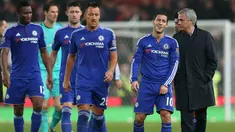  Pelatih Chelsea Jose Mourinho berbicara dengan Eden Hazard dan pemain lainya usai kalah dari Stoke City di Stadion Britania, Inggris, Rabu (28/10/2015) dini hari. Chelsea kalah 4-5. (Reuters / Alex Morton)
