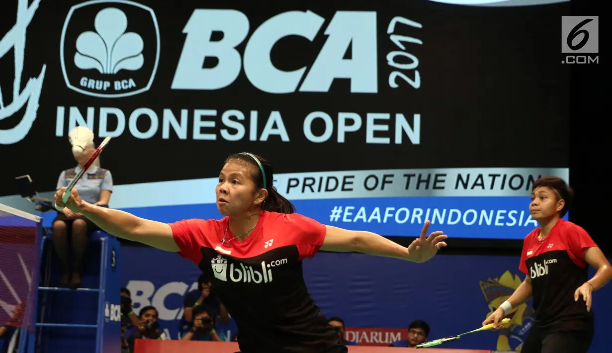 Ganda Putri Indonesia, Greysia Polii/Apriyani Rahayu mengembalikan kok ke arah Chae Yoo Jung/Kim So Yeong (Korsel) di Babak 32 Besar Indonesia Open 2017, Jakarta, Rabu (14/6). Greysia/Rahayu unggul 15-21. 21-23, 21-14. (Liputan6.com/Helmi Fithriansyah)