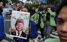 FOTO: Aksi Massa Mahasiswa Demo di Patung Kuda Tolak Keras Kenaikan PPN 12 Persen
