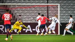 Gelandang Lille, Jonathan Bamba, saat mencetak gol ke gawang AC Milan pada laga lanjutan laga lanjutan Liga Europa di Stade Pierre Mauroy, Jumat (27/11/2020) dini hari WIB. AC Milan bermain imbang 1-1 menghadapi Lille. (AFP/Dennis Charlet/pool)