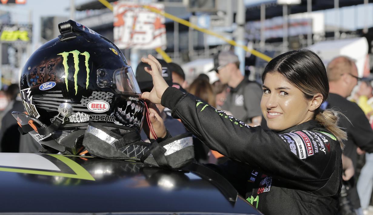 Tahun lalu di Daytona International Speedway, Deegan mendapatkan helm ARCA yang saat itu ditandatangani oleh Presiden Trump yang kebetulan sedang menonton kompetisi Daytona 500. (Foto: AP/Terry Rennat)
