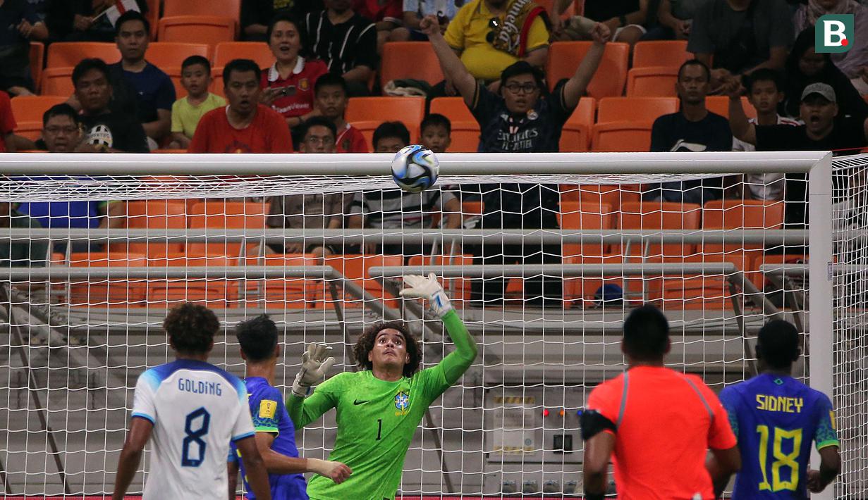 Kiper Timnas Brasil U-17, Phillipe Gabriel (tengah) berusaha menghalau bola dari serangan pemain Timnas Inggris U-17 dalam pertandingan Grup C Piala Dunia U-17 2023 yang berlangsung di Jakarta International Stadium, Jumat (17/11/2023). (Bola.com/Ikhwan Yanuar)