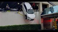 Posisi Lexus NX yang terjun bebas dari parkiran lantai 2 (Carscoops)