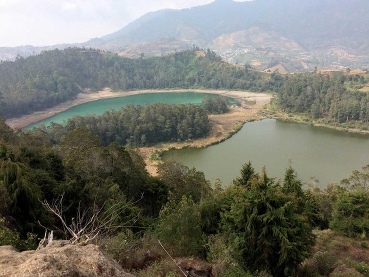 Melihat panorama Telaga Warna Dieng di tengah kemarau