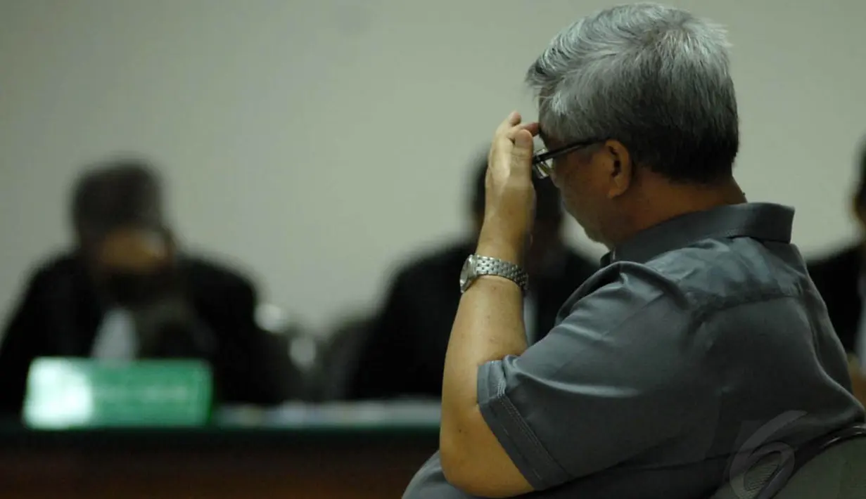 Mantan politisi Partai Golkar itu terlihat fokus duduk di bangku terdakwa mendengarkan tuntutan Jaksa KPK di Pengadilan Tipikor, Jakarta, Senin (16/6/14). (Liputan6.cpm/Miftahul Hayat)