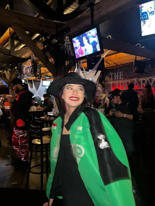 Beby Tsabina mengenakan jaket ojol saat merayakan pesta Halloween di sebuah bar. Hellowen seperti sudah menjadi pesta yang dirayakan oleh semua orang apalagi kalangan selebriti. (Instagram/bebytsabina)