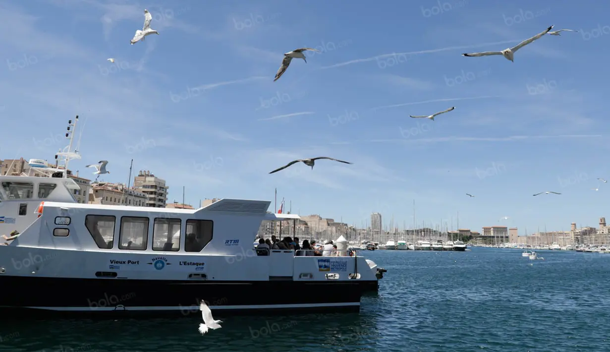 Kini Vieux Port kerap menjadi salah satu lokasi tujuan wisata bahari karena di lokasi ini pengunjung bisa menikmati indahnya alam Marseille. (Bola.com/Vitalis Yogi Trisna)