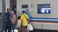 Perjalanan kereta rute Cilacap-Yogyakarta sempat dihentikan di awal 2000an. (Liputan6.com/Muhamad Ridlo)