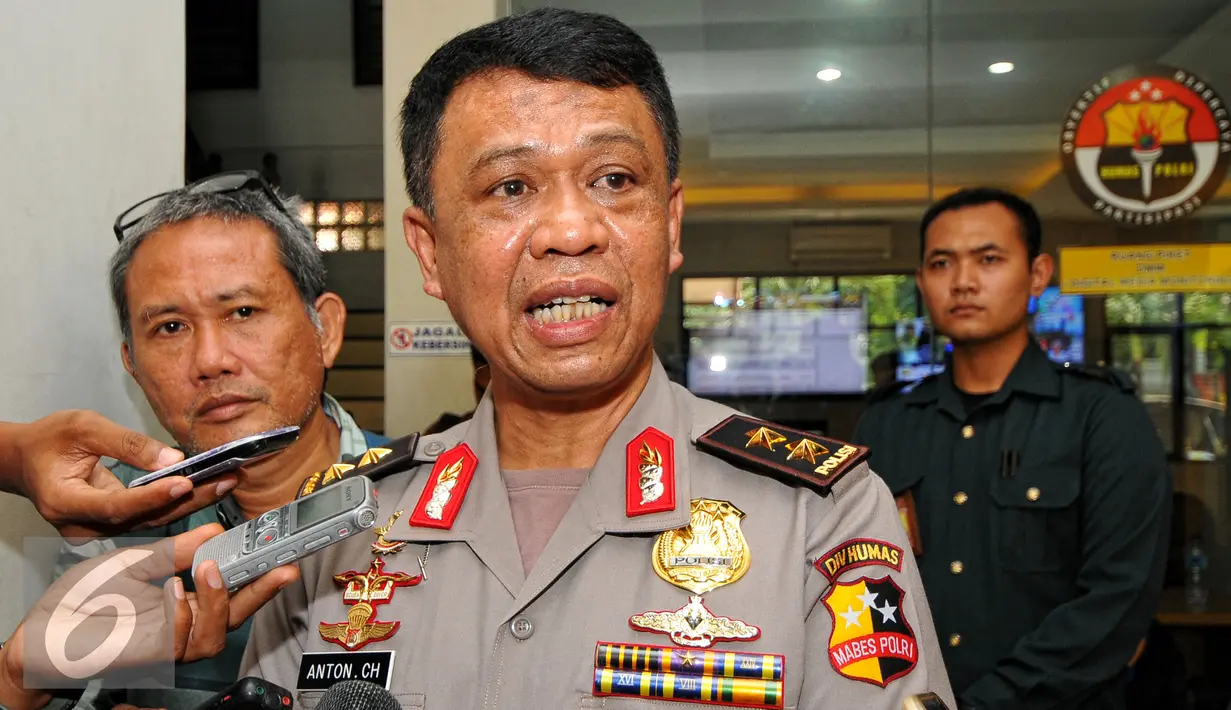 Kepala Divisi Humas Mabes Polri Inspektur Jenderal Anton Charlian memberi keterangan pada wartawan usai membahas insiden kerusuhan yang terjadi di Tolikara, Papua, Mabes Polri, Jakarta, Rabu (22/7/2015). (Liputan6.com/Yoppy Renato)