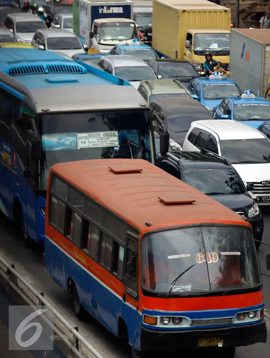 Bus Metromini berada di jalur busway di kawasan Gatot Subroto, Jakarta, Rabu (7/10). Pemprov DKI berencana secara bertahap akan menghapus angkutan umum bus berukuran sedang di Ibukota. (Liputan6.com/Yoppy Renato)
