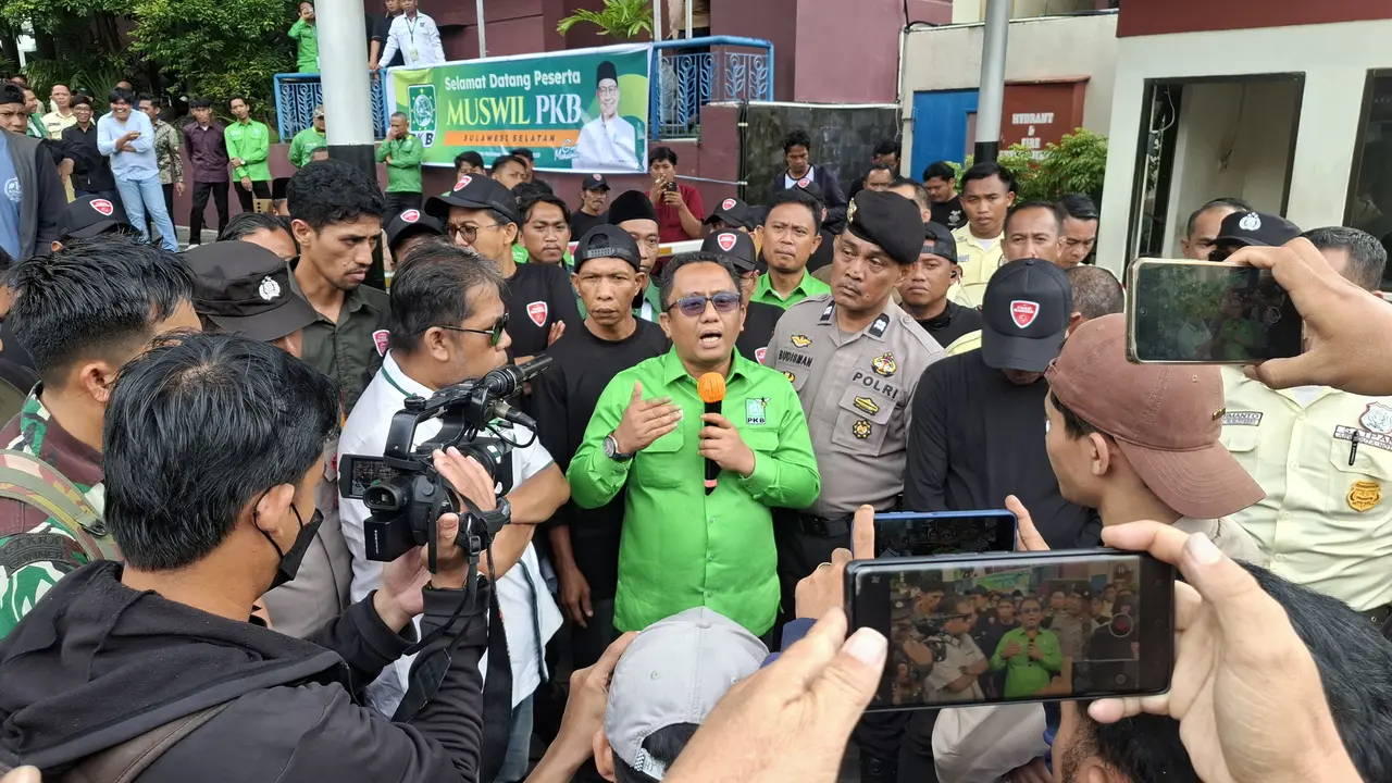 Massa demo di lokasi Musyarawah Wilayah PKB Sulsel. (Liputan6.com/Fauzan)