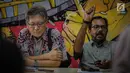 Direktur Kantor Hukum dan HAM Lokataru Haris Azhar (kanan) didampingi aktivis HAM Andreas Harsono saat konferensi pers ‘Menagih Janji Gubernur Mengambil Alih Pengelolaan Air Jakarta’ di Jakarta, Rabu (3/4). (Liputan6.com/Faizal Fanani)